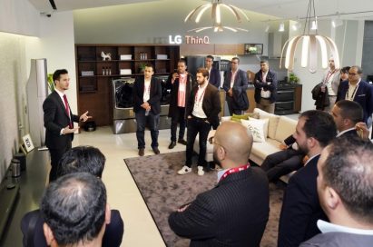 A male presenter explains the AI technology incorporated in LG SIGNATURE OLED TV W in front of attendees.