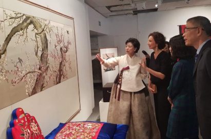 Korean embroidery artist Lee Jung-sook discuss the “chasu” with attendees at The Royal Palace event.