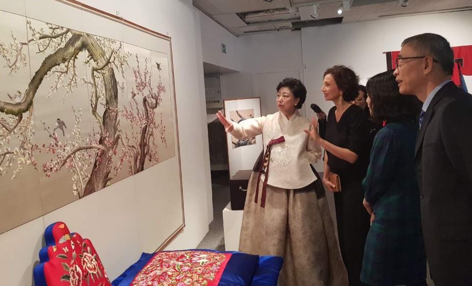 Korean embroidery artist Lee Jung-sook discuss the “chasu” with attendees at The Royal Palace event.