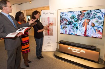 Three visitors look at the LG SIGNATURE OLED TV W which displays a “chasu” artwork.