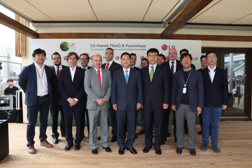 A group photo of LG Hanok ThinQ & Passivhaus’ visitors including Chun Hong-jo, South Korea’s ambassador to Spain