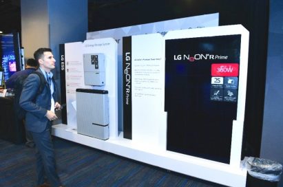 An event attendee looks at the introduction board about LG’s flagship 60- and 72-cell LG NeON2 high-efficiency solar panels and LG’s new energy storage systems.