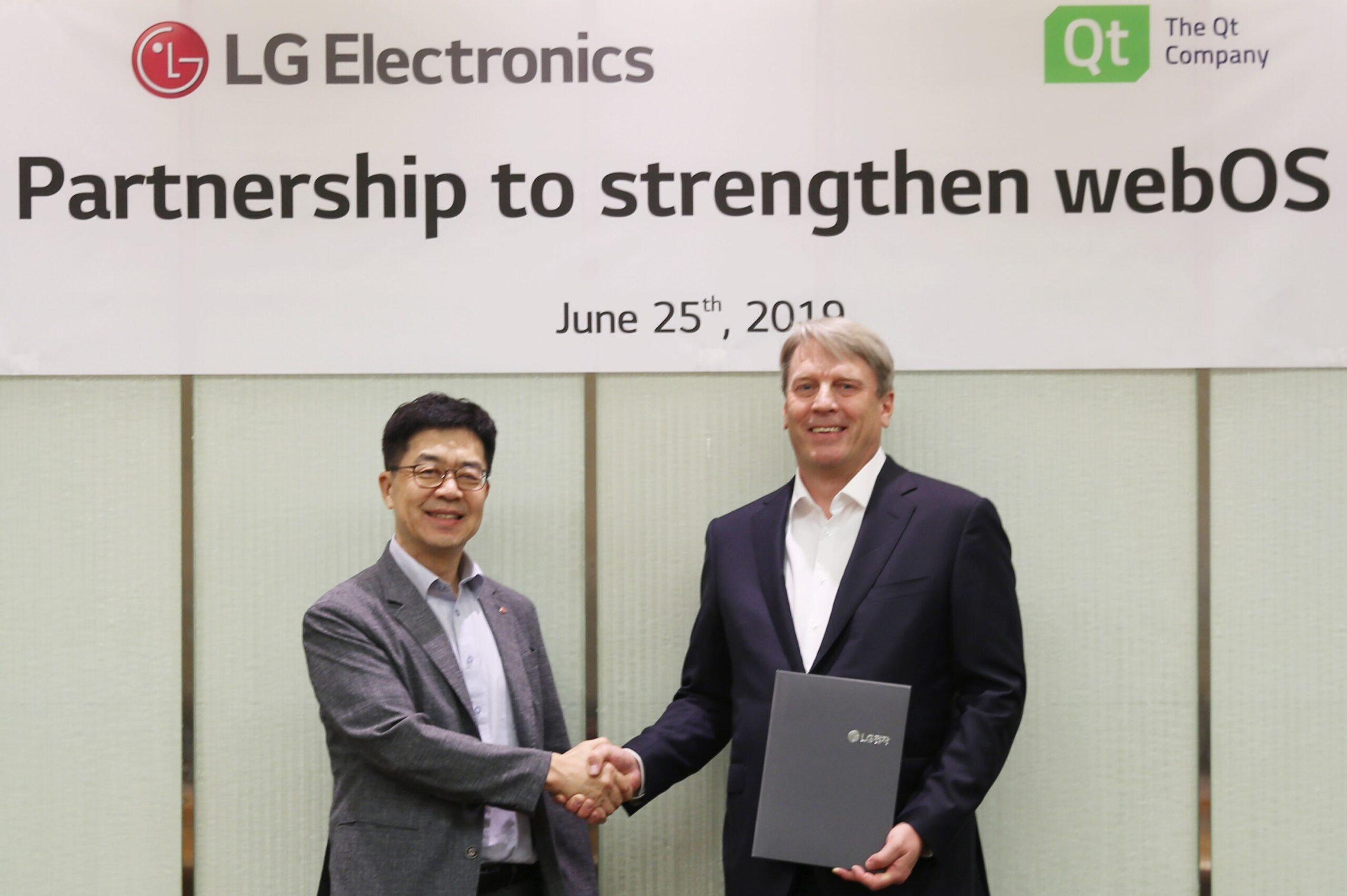 Dr. I.P. Park, president and Chief Technology Officer of LG Electronics, and Juha Varelius, CEO of Qt, shake hands after signing an MOU.