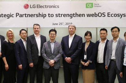 Dr. I.P. Park, president and Chief Technology Officer of LG Electronics and Juha Varelius, CEO of Qt, take a picture with delegates.