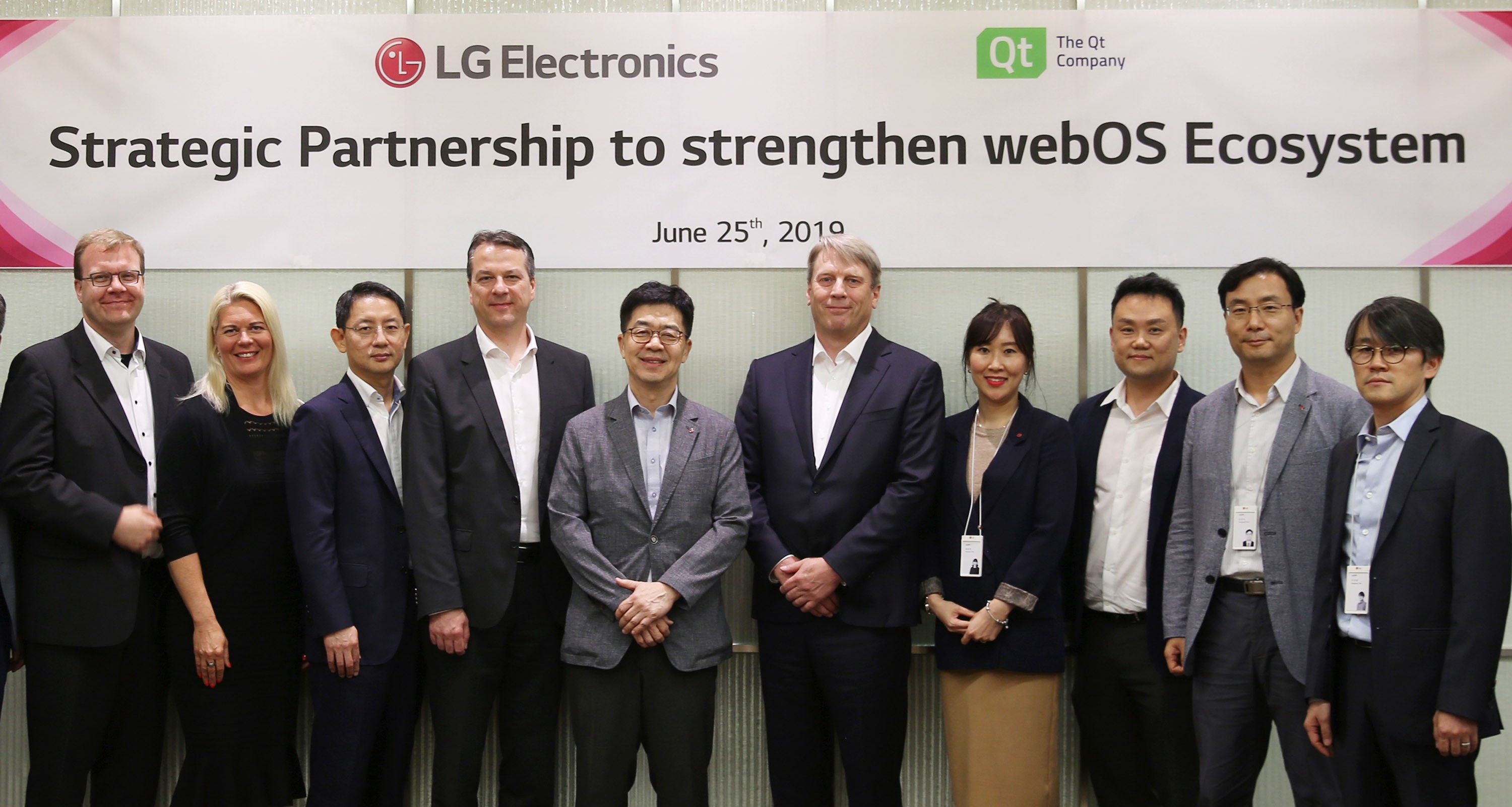 Dr. I.P. Park, president and Chief Technology Officer of LG Electronics and Juha Varelius, CEO of Qt, take a picture with delegates.