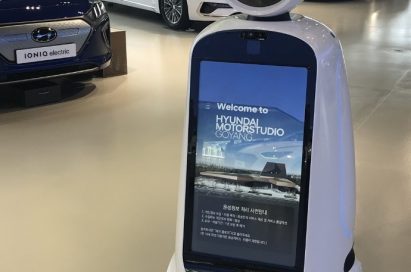 LG CLOi GuideBot greets and assists the visitors to Hyundai Motor Studio Goyang brand experience studio.