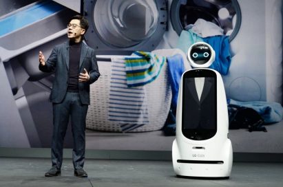 Park Il-Pyung, president and CTO at LG Electronics, stands next to LG CLOi GuideBot on stage to explain LG’s ThinQ AI platform.