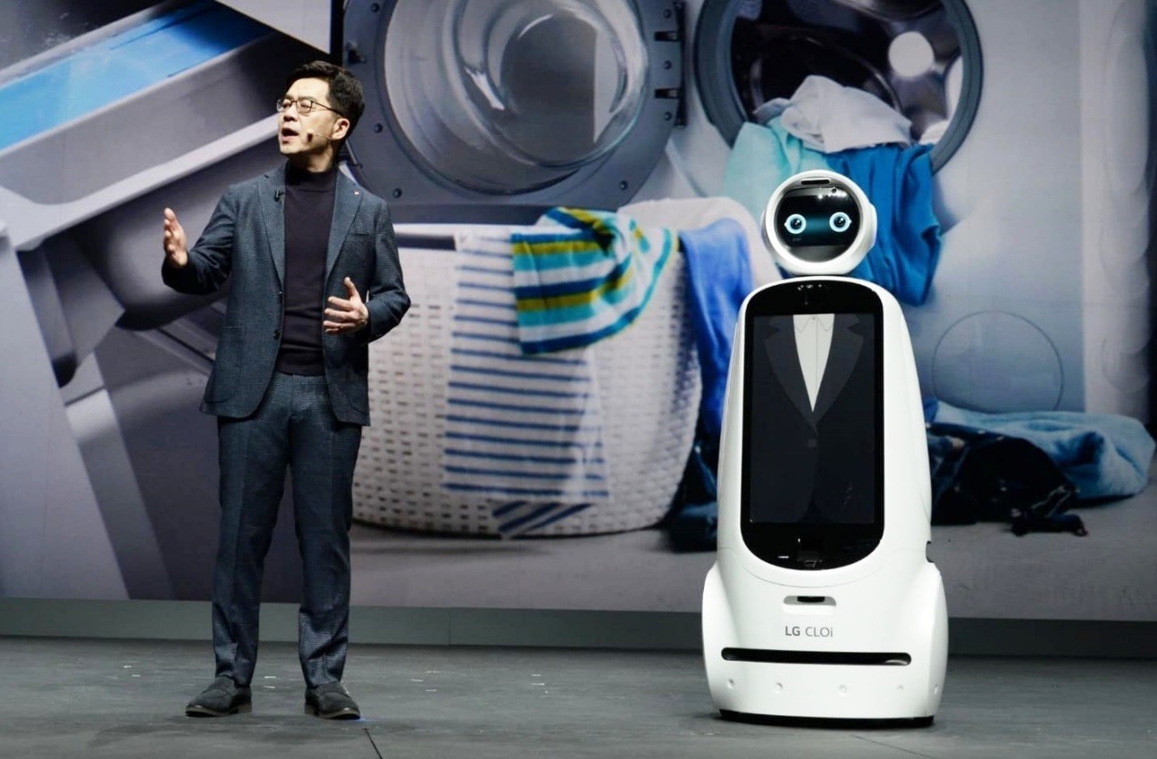 Park Il-Pyung, president and CTO at LG Electronics, stands next to LG CLOi GuideBot on stage to explain LG’s ThinQ AI platform.