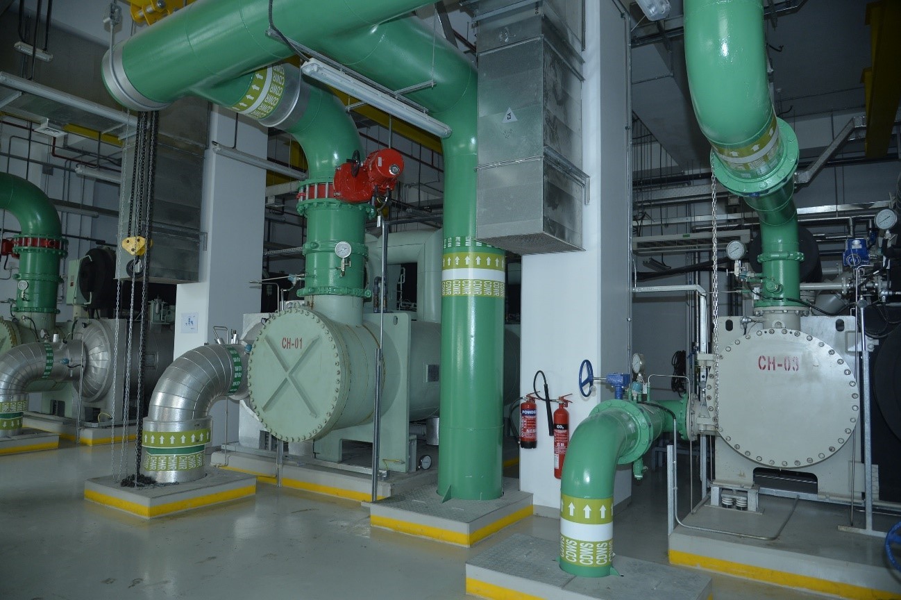 An inside view of a hotel’s chiller facility equipped with LG’s unique oil-free magnetic chillers.