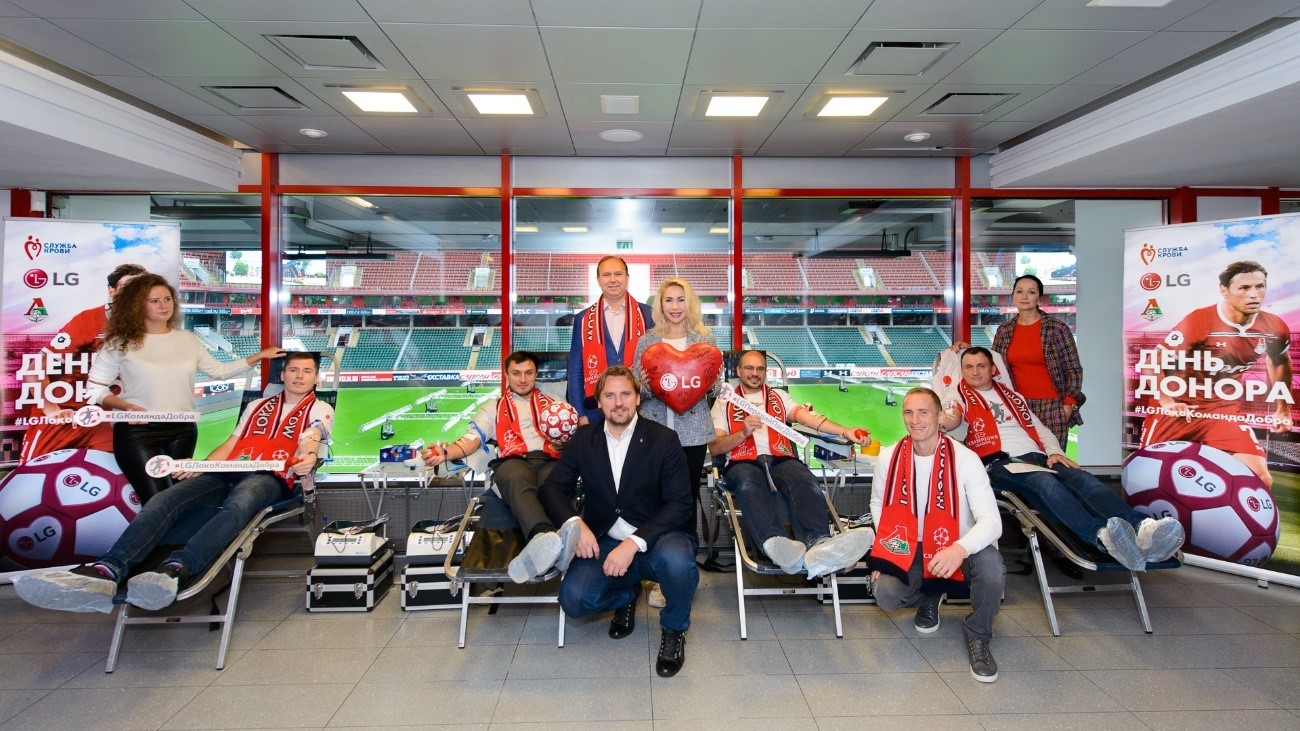 A group photo with FC Lokomotiv Moscow’s blood donors