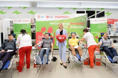 A group photo of Eldorado‘s blood donors, some of donors lie on the cots to donate their blood.