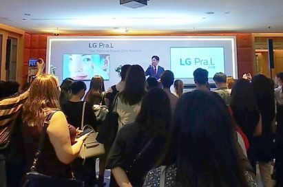 A presenter onstage explains the product lineup of the LG Pra.L in front of attendees.
