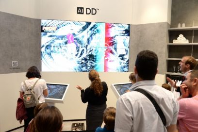 Two visitors play the 6Motion Challenge game which was designed to demonstrate how LG’s AI DD technology works.