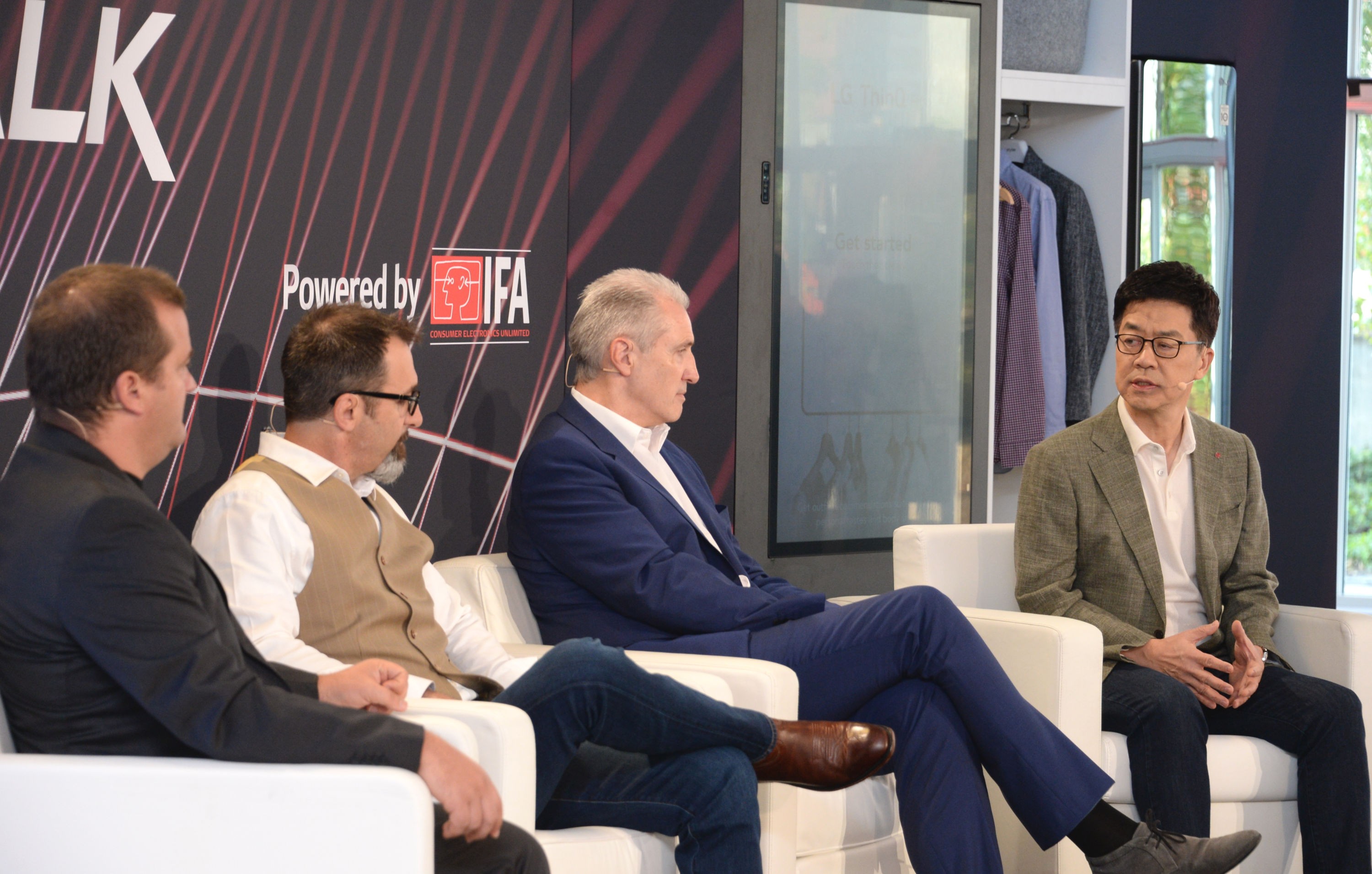 Dr. I.P. Park, president and CTO of LG Electronics, conducts a panel talk with three guest speakers from Qualcomm, iF International Forum Design and Telefonica’s moonshot factory Alpha.