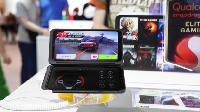 The new Dual Screen with the LG G8X ThinQ displays a racing game on the top screen and the game pad for racing games on the bottom screen respectively.