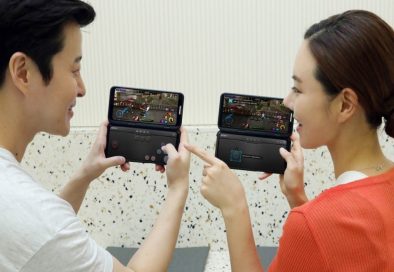 A man and a woman hold up the LG G8X ThinQ Dual Screen smartphones to play a multi-platform game at the same time.