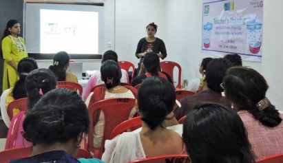 An instructor from the Forum for Organized Resource Conservation and Enhancement explains the LG Eco Agents of Change campaign in front of visiting teachers.