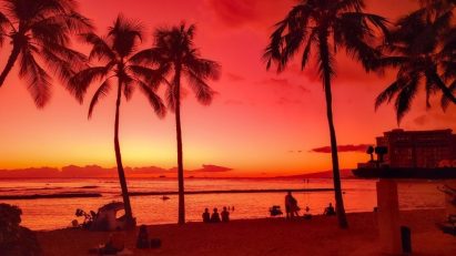 An image taken by LG G8X ThinQ perfectly captures Waikiki beach’s glowing red and orange sunset.