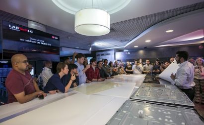 LG's Pedro Valery demonstrates the fundamental differences in structure between self-emissive OLED and LCD panels in front of numerous Brazilian tech reporters.