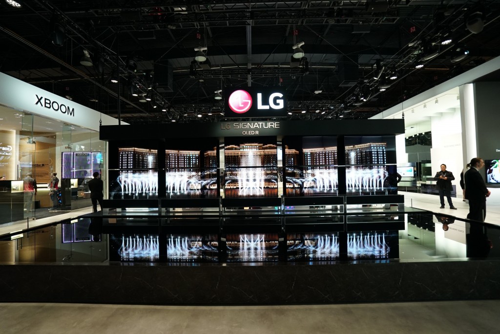 The front of the LG SIGNATURE OLED Zone with ten LG SIGNATURE Rollable TVs moving up and down with The Fountain exhibition