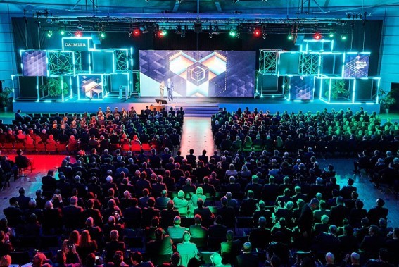 A view overlooking the Daimler Supplier Award 2020’s large audience and main stage, where LG was recognized for its in-vehicle touchscreen display technology