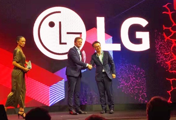 Daimler’s Ola Källenius and LG’s Seokhyun Eun shake hands to honor LG’s outstanding touchscreen displays found in both Mercedes-Benz cars and Daimler trucks