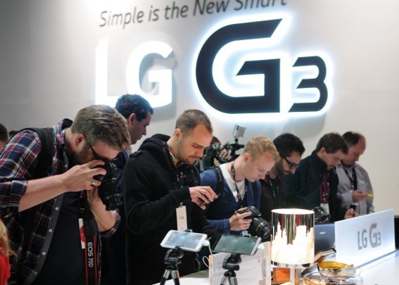 Numerous people take photos of the LG G3 at an event