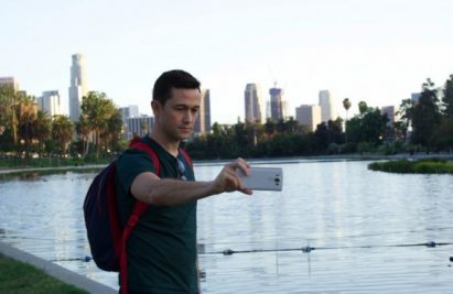 Famous actor Joseph Gordon-Levitt takes a selfie with the LG V10 in front of a picturesque lake