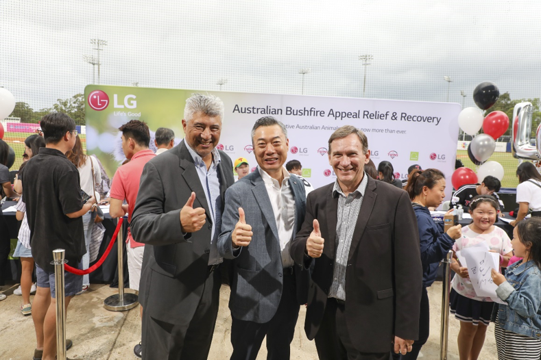 LG Australia’s managing director and representatives from WIRES pose together with their thumbs up