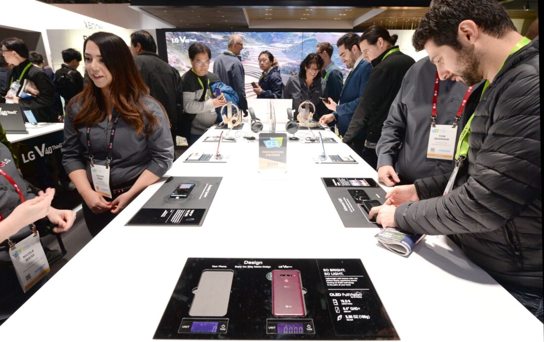 Numerous CES attendees test out the new features of LG's smartphones including LG V40 ThinQ