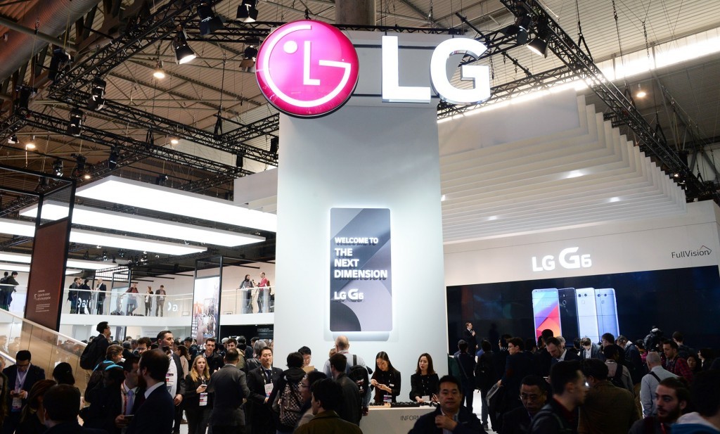 A different view of conference attendees walking around and testing out the smartphones at LG's MWC 2017 booth