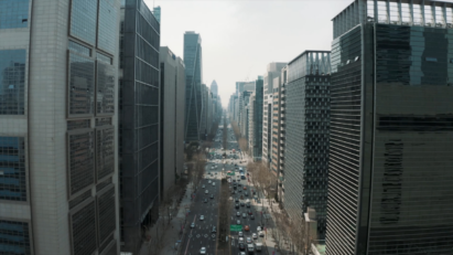 A high view looking straight down Gangnam district’s iconic Teheran-ro street