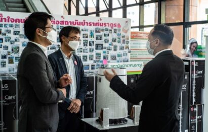 LG representatives having a conversation while wearing masks