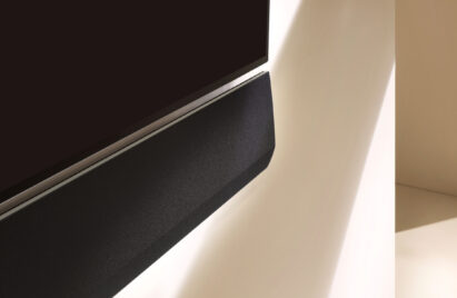 Close up of the right side of GX Soundbar mounted flush on the wall under the LG GX Gallery OLED series TV