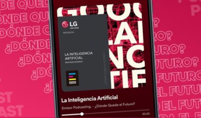 A close-up of a smartphone’s display showing LG’s podcast, “¿Dónde queda el futuro?”, being played