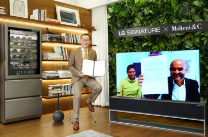 Giulia Molteni, director of marketing and communications at the Molteni Group, joins Kim Jin-hong, head of LG Electronics’ Global Marketing Center, via the LG SIGNATURE OLED TV R to show off the signed papers of their new collaboration