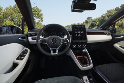 The interior of a Renault vehicle boasting LG’s innovation award-winning Center Information Display (CID) that provides the driver with various information and settings for the car’s audio, video and navigation systems