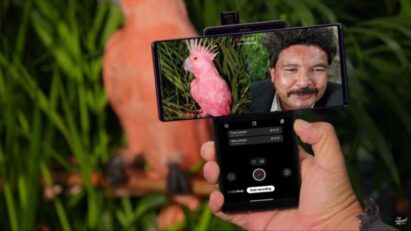 Guillermo of famous American talk show Jimmy Kimmel Live! uses LG WING’s Dual Recording feature during a comedy sketch
