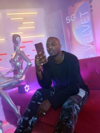 Famous Canadian rapper Sean Leon hosting the virtual LG VELVET 5G showcase by demonstrating its brilliant camera and user-friendly features.