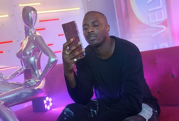 Famous Canadian rapper Sean Leon hosting the virtual LG VELVET 5G showcase by demonstrating its brilliant camera and user-friendly features.