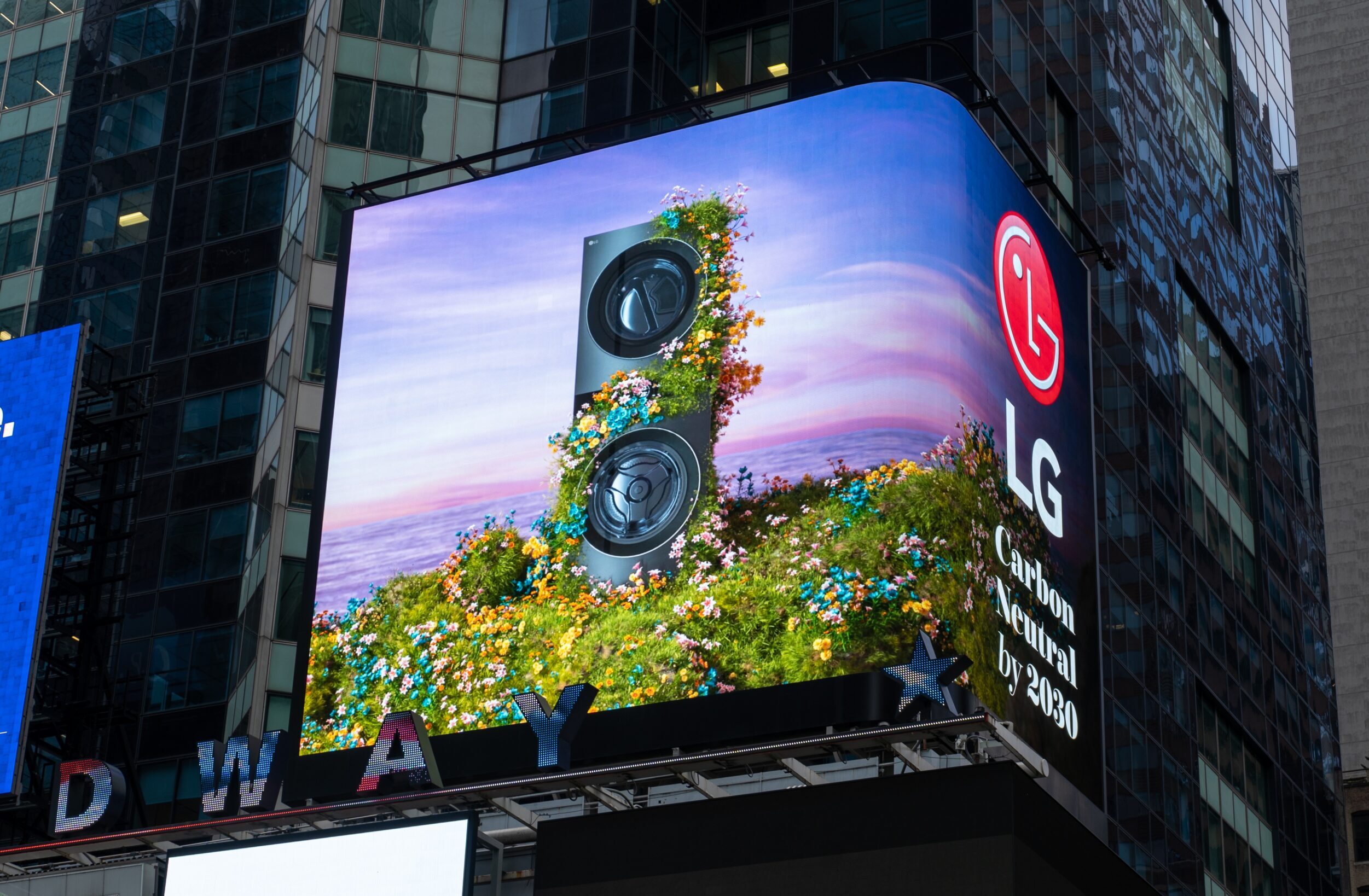 یک ویدیوی ویژه که ابتکارات سبز ال‌جی را به تصویر می‌کشد، در روز زمین، 22 آوریل، در بیلبورد میدان تایمز شهر نیویورک منتشر می‌شود. برای کسب اطلاعات بیشتر در مورد محصولات دارای گواهینامه ENERGY STAR LG Electronics و طرح‌های سبز، لطفاً از www.LG.com دیدن کنید.