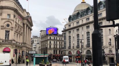 LG's digital billboard in Piccadilly Circus, London displaying an animation representing the function of LG SIGNATURE Washer and Dryer