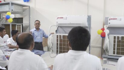 Bangladeshi locals taking an LG Inverter Class which is being conducted by a specialist of the company’s air solutions