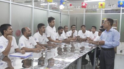 Bangladeshi students having a discussion with an air solution specialist during the LG Inverter Class