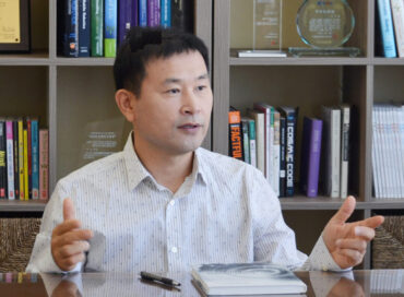 A photo of Dr. Lee Ki-dong talking in an office.