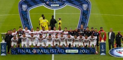 A group photo of São Paulo FC’s players and coaches after winning the 2021 Paulista Championship final