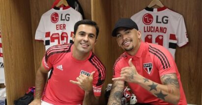 São Paulo FC’s Éder and Luciano posing in front of the team’s shirt with the LG logo