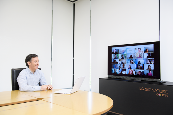 Carlos Olave, LG Global HR Leader, video chatting with LG employees from around the world. 