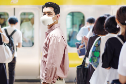 A man protecting himself by wearing the newest LG PuriCare Wearable in a subway station