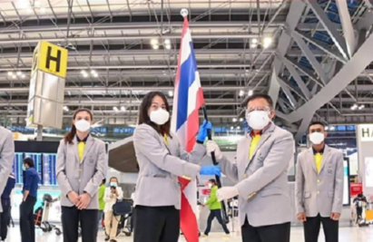 Thai athletes, coaches and staff wearing LG PuriCare Wearable while holding Thailand’s national flag at Bangkok’s Suvannabhumi Airport.